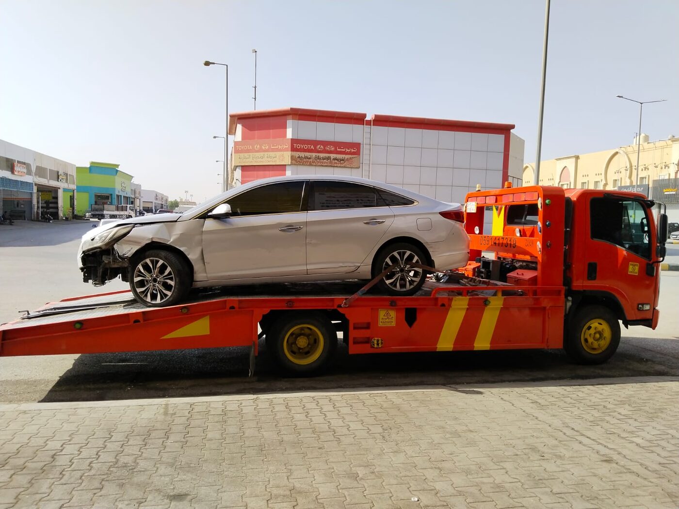 سطحة تنقل سيارة على الطريق