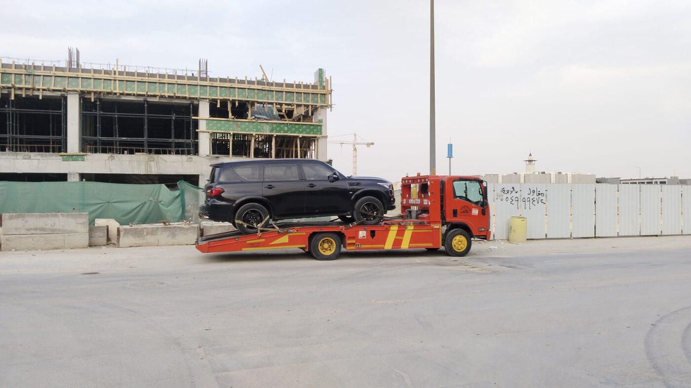 سطحة هيدروليك أثناء نقل سيارة